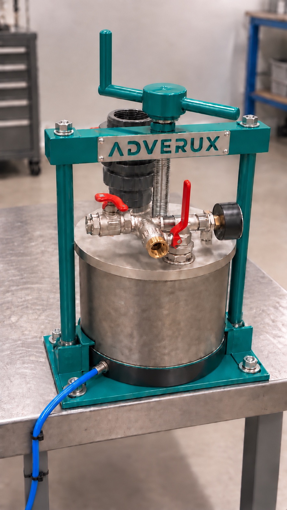Filtre-presse 4 L ADVERUX® avec tube d’évacuation bleu fixé à une table industrielle