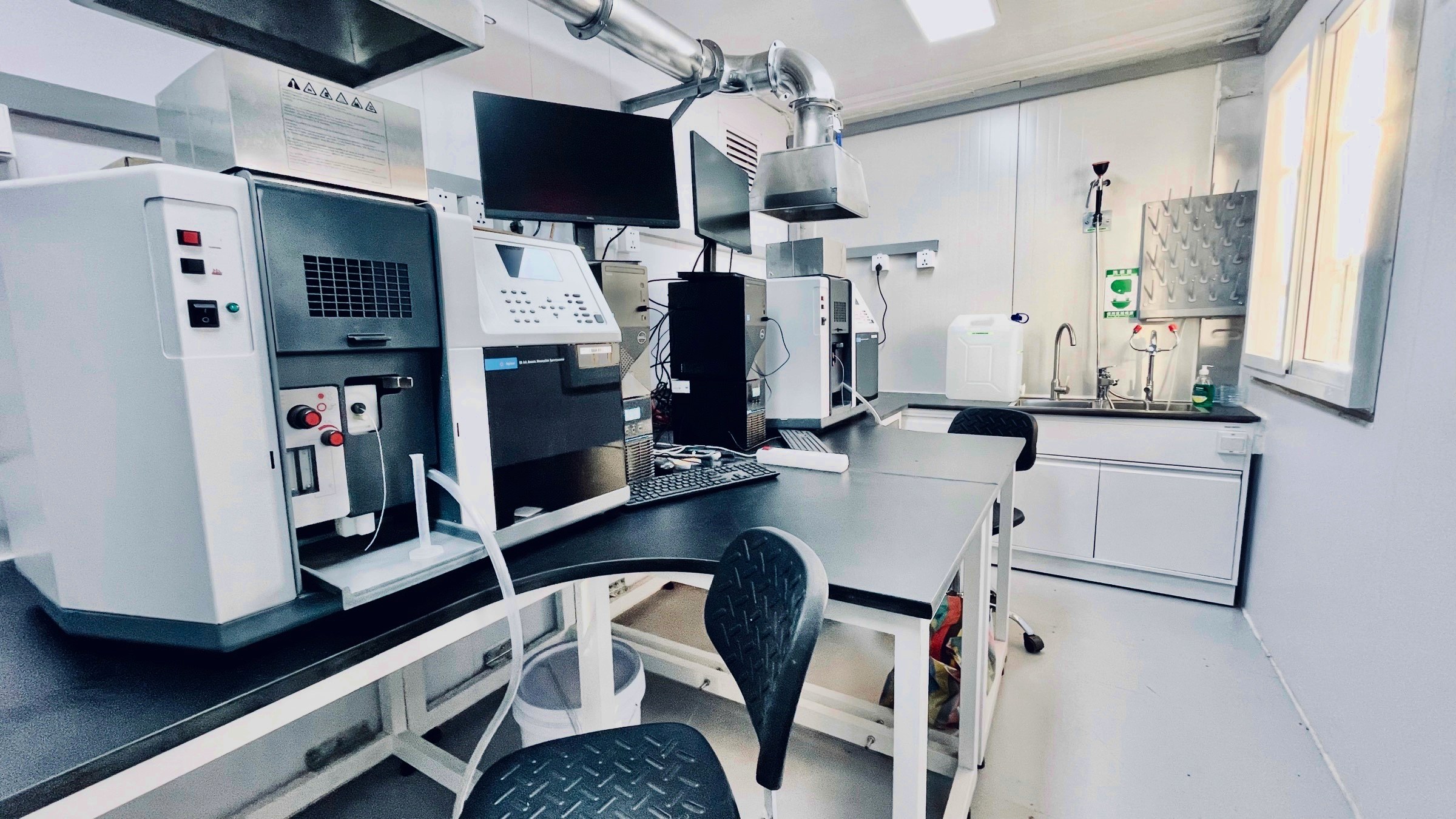 Zone d’analyse instrumentale du laboratoire WESTAGO à Kédougou