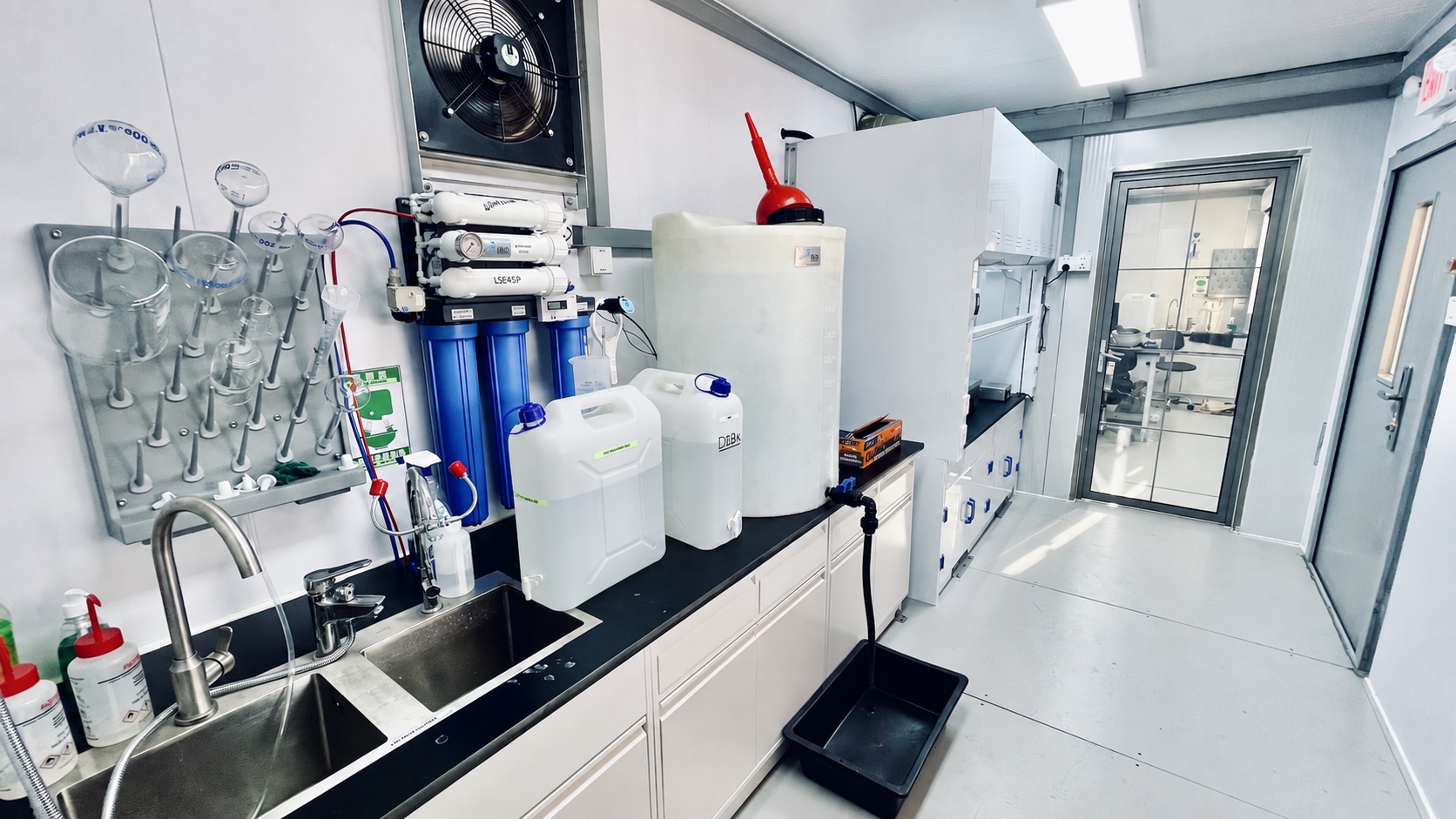 Zone de chimie humide du laboratoire conteneurisé