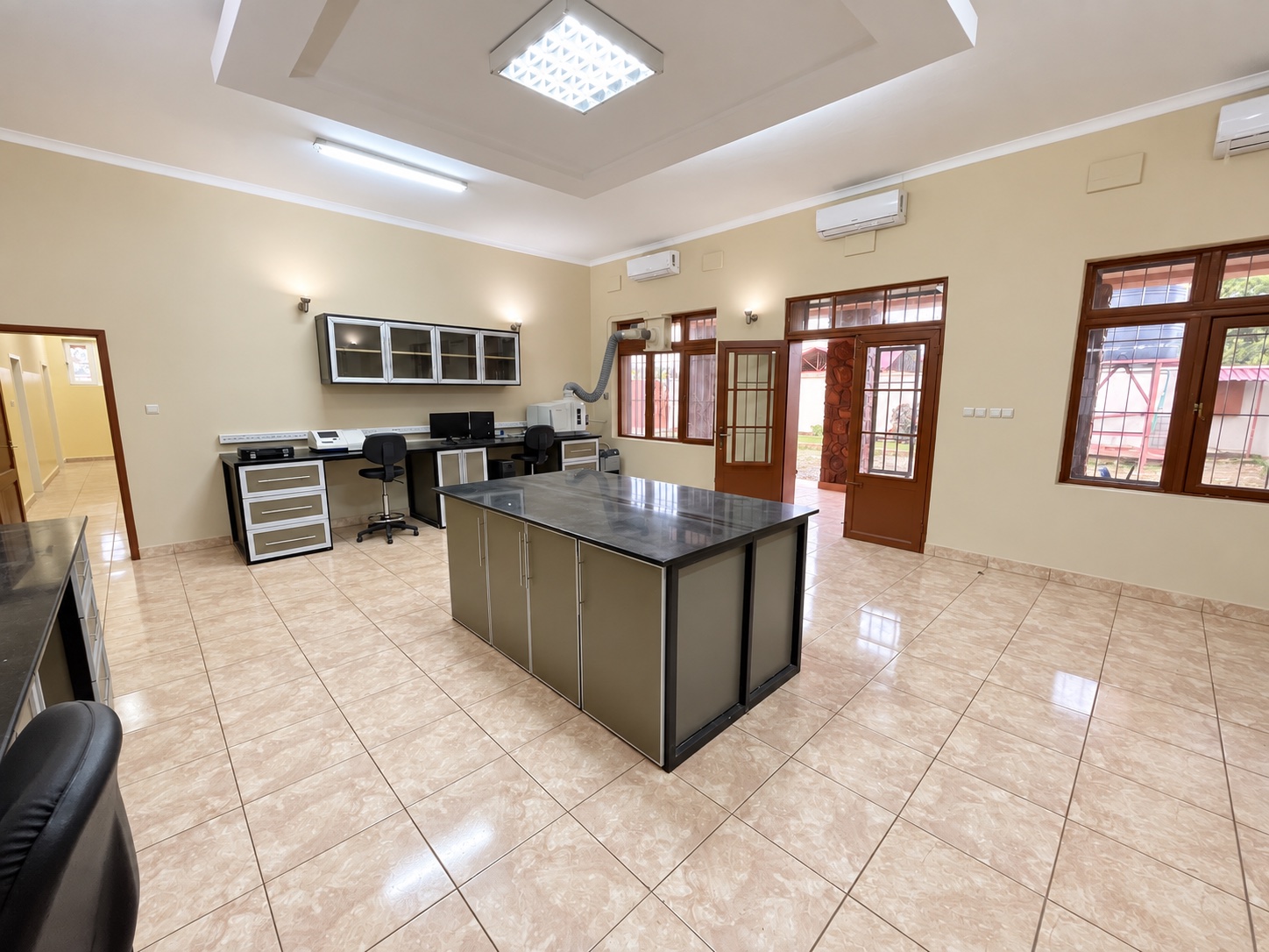 Vue générale du laboratoire d’analyse minérale à Lubumbashi
